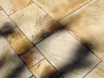 Terrassenboden mit Sandsteinplatten in verschiedenen Formaten